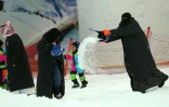 Des Saoudiennes jouent avec la neige, au Snow City de Ryad, le 20 juillet 2016