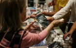 Des fidèles participant à une "retraite exorciste" achètent les livres du prêtre Francisco Marques à Fatima, le 30 mai 2026 au Portugal