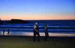 Des policiers patrouillent sur la plage de Biarritz (France) le 4 août 2020