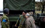 Une femme âgée étreint un soldat ukrainien à Boutcha, près de Kiev, le 2 avril 2022