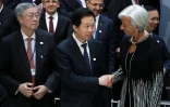 La directrice générale du FMI Christine Lagarde serre la main du ministre chinois des Finances Xiao Jie à Washington le 21 avril 2017