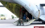 Mercredi 1er juillet 2009 -

Le transall de l'armée de l'air française débarque le matériel de secours sur la piste de l'aéroport de Moroni
