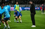 Les joueurs de l'OM s'échauffent sous les yeux de leur entraîneur Gennaro Gattuso (D), le 4 février 2024 à Décine-Charpieu (Rhône)