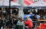 Des clients à la terrasse d'un café, le 8 mai 2021 à Bruxelles