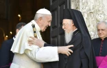 Le pape François salue Bartolomée I, patriache oeucuménique de Constantinople, à Bari le 7 juillet 2018, sur une photo fournie par le service de presse du Vatican