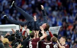 L'entraîneur de Leicester, le Nord-irlandais Brendan Rodgers, est porté en triomphe par ses joueurs, après la victoire, 1-0 face à Chelsea, en finale de la Coupe d'Angleterre, le 15 mai 2021 au stade de Wembley à Londres