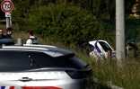 Une voiture de police renversée sur le bas-côté de la route après une collision qui a fait quatre morts, dont trois policiers, le 21 mai 2023 près de Lille