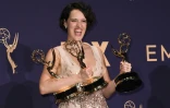 L'actrice britannique Phoebe Waller-Bridge pose avec ses "Emmys" pour sa série à Los Angeles le 22 septembre 2019
