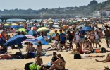 Une plage bondée, le 25 juin 2020 à Bournemouth dans le sud de l'Angleterre