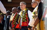 Le ministre de l'Intérieur Gérald Darmanin (2e d) et le maire de Mamoudzou Ambdilwahedou Soumaila (3e g), le 24 juin 2023 sur l'île de Mayotte