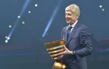 Arsène Wenger arrive avec le trophée lors de la victoire de Strasbourg sur Guingamp en finale de la Coupe de la Ligue le 30 mars 2019 à Villeneuve d'Ascq