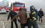 Capture d'une vidéo diffusée le 30 décembre 2023 par le ministère russe des Situations d'urgence montrant un blessé évacué à Belgorod, en Russie, après une frappe ukrainienne sur la ville