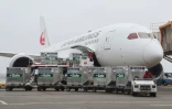 Un avion de la Japan Airlines transportant des doses du vaccin AstraZeneca contre le Covid-19 donnés à Taïwan, sur le tarmac de l'aéroport de Narita, le 4 juin 2021