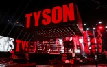 Mike Tyson entre sur le ring au Staples Center de Los Angeles, le 28 novembre 2020