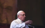 Le pape François s'adresse à des jeunes à Dacca, le 2 décembre 2017