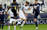 Le défenseur croate de Marseille, Duje Caleta-Car, reprend le ballon de la tête au milieu de la défense bordelaise, lors de l'ouverture de la 20e journée de Ligue 1, le 7 janvier 2022 au Matmut Stadium