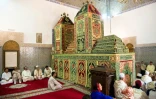 Des membres d'un confrérie soufie autour du tombeau d'Idris 1er, fondateur de la première dynastie du Maroc, le 26 juillet 2018