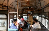 Des passagers dans un tramway à Calcutta, le 8 septembre 2024 en Inde