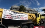 Jeudi 9 juillet 2009 -

Les camionneurs se sont regroupés devant le conseil régional (Photo Thomas Vitry)