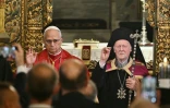 Le pape Léon XIV et le patriarche Bartholomée Ier (d) dirigent une cérémonie de doxologie à l'église patriarcale Saint-Georges, à Istanbul, le 29 novembre 2025 en Turquie