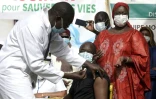 Le ministre sénégalais de la santé Ablaye Diouf Sarr se fait vacciner contre le coronavirus au premier jour de la campagne nationale de vaccination, le 23 février 2021 à Dakar