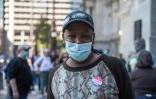 Curtis Adams, propriétaire d'un bar, l'autocollant "I voted today" collé à la poitrine", après avoir voté pour Joe Biden par anticipation, devant la mairie de Philadelphie le 7 octobre 2020