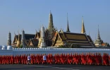 Des artistes marchent lors de la préparation des funrérailles du roi de Thaïlande le 26 octobre 2017 à Bangkok