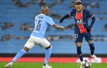 L'attaquant brésilien du Paris-SG, Neymar (d), lors de la demi-finale retour de la Ligue des champions sur le terrain de Manchester City, le 4 mai 2021