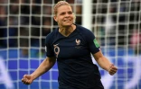 L'attaquante des Bleues Eugénie Le Sommer ouvre la face à la Corée du Sud en ouverture du Mondial au Parc des Princes le 7 juin 2019