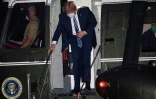 Le président américain Donald Trump descend de l'hélicoptère Marine One à son arrivée à la Maison Blanche, le 5 octobre 2020 à Washington