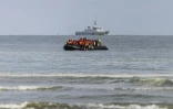 Des migrants à bord d'un bateau de passeurs pour tenter de traverser la Manche jusqu'au Royaume-Uni, sur la plage de Gravelines, près de Dunkerque, dans le nord de la France, le 26 avril 2024