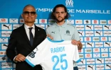 La recrue de l'OM Adrien Rabiot pose à côté de Fabrizio Ravanelli, ancien joueur du club et désormais conseiller institutionnel et sportif, le 18 septembre 2024 à Marseille