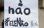 Des femmes brésiliens vivant au Chili participent à la manifestation contre le candidat d'extrême droite à la présidentielle au Brésil, Jair Bolsonaro, lancée sur les réseaux sociaux sous le hashtag #EleNao (Pas lui), à Santiago, le 29 septembre 2018