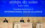 Photographie fournie par le ministère indien des Affaires étrangères le 11 mars 2018 montrant le Premier ministre indien Narendra Modi (D) et le président français Emmanuel Macron (C) au lancement de l'Alliance solaire internationale à New Delhi 
