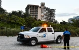 Un véhicule de police devant un immeuble partiellement effondré à Surfside, au nord de Miami Beach, en Floride, le 24 juin 2021