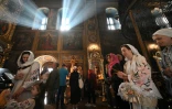 Des fidèles orthodoxes assistent au service de Pâques au monastère Saint-Michel-au-Dôme-d'Or, le 20 avril 2025 à Kiev, en Ukraine