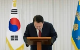 Le président sud-coréen déchu Yoon Suk Yeol s'incline devant les téléspectateurs après une allocution, le 14 décembre 2024 à Séoul