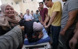 Une femme embrasse un proche, tué lors de violences, devant un hôpital de Naplouse, en Cisjordanie occupée, le 24 juillet 2026