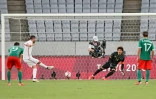 L'attaquant français André-Pierre Gignac transforme son pénalty face au gardien mexicain Guillermo Ochoa, lors de leur match (groupe A) comptant pour les Jeux Olympiques de Tokyo 2020, le 22 juillet 2021 au Tokyo Stadium 