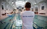 Un maître-nageur surveille des enfants à la piscine de la Butte aux Cailles à Paris, le 20 juin 2019