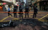 Des policiers bloquent une rue après des heurts quelques heures auparavant dans le quartier de Mongkok à Hong Kong, le 9 février 2016