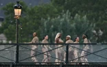 Aya Nakamura (C) et des danseurs sur le Pont des arts pour la cérémonie d'ouverture des Jeux olympiques à Paris le 26 juillet 2024