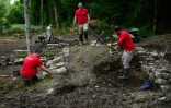 Des archéologues travaillent sur le site de fouilles du sanctuaire dédié à la déesse Sequana, à la source de la Seine à Source-Seine, en Côte-d'Or le 8 juin 2026
