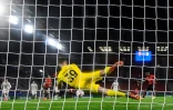 L'attaquant du Stade Rennais, Sehrou Guirassy (d), buteur sur penalty lors du match de groupes de la Ligue des champions face Ă Krasnodar, Ă Rennes, le 20 octobre 2020