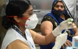 Une soignante se prépare à administrer le vaccin anti-Covid à une femme dans un hôpital de New Delhi le 1er mars 2021