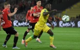 L'attaquant de Nantes Osman Bukari (d) devance le Rennais Adrien Truffert (g), le 11 mai 2022 à Nantes