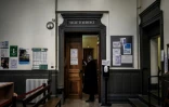 Un magistrat entre dans une salle d'audience du palais de justice de Vienne, en Isère, le 14 janvier 2022