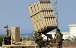 Des soldats israéliens se tiennent près d'une batterie du système de défense israélien antimissile, conçu pour intercepter et détruire les roquettes à courte portée et les obus d'artillerie, à Ashkelon, dans le sud d'Israël, le 6 août 2022