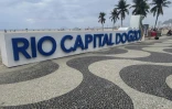 "Rio capitale du G20" sur la plage de Copacabana, à Rio de Janeiro, au Brésil, le 23 juillet 2024