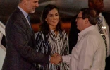 Le roi d'Espagne Felipe VI (g) et son épouse Letizia accueillis par le ministre des Affaires étrangÚres cubain, Bruno Rodriguez, à leur arrivée à la Havane, le 11 novembre 2019